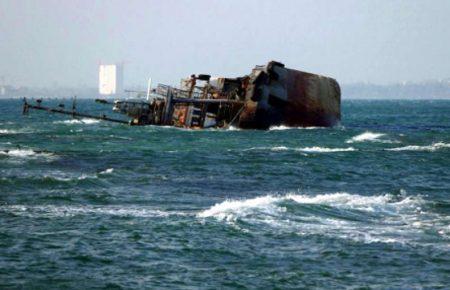 В Одесі продовжують евакуацію затонулого танкера Delfi