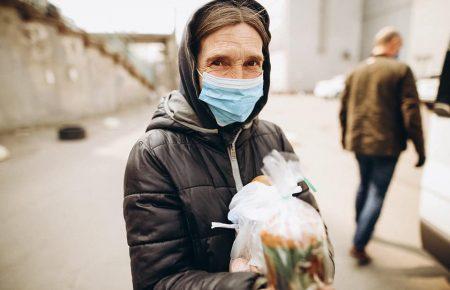 Передавати гостинці і листи — волонтерка про допомогу будинкам літніх людей під час карантину