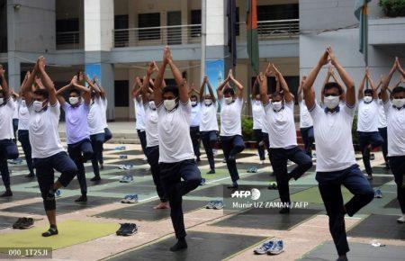 Для укрепления иммунитета полицейские в Бангладеш занимаются йогой