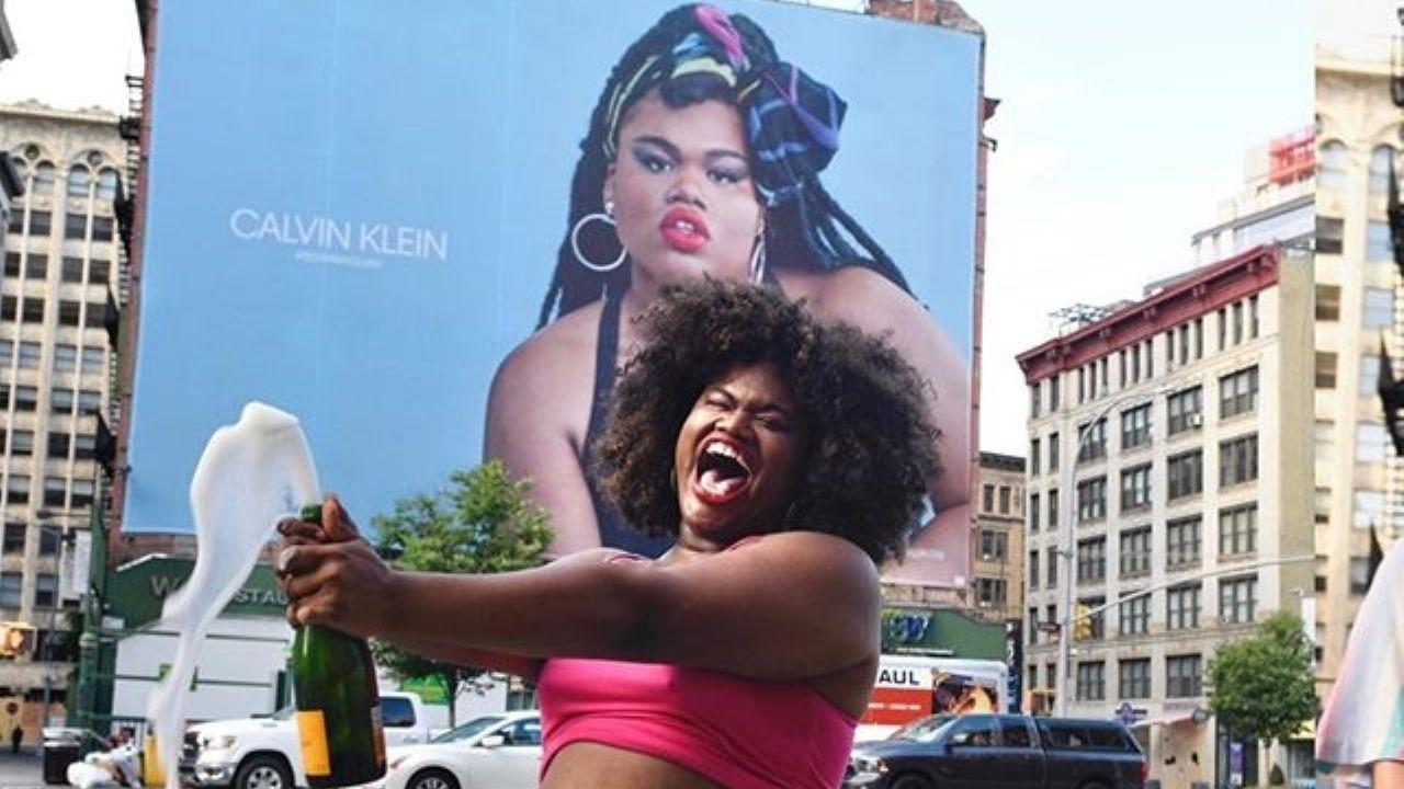 Білборд з темношкірою моделлю plus size Ярі Джонс викликав хвилю суперечок у соцмережах