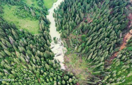 Половина найдовшого в Україні села на Прикарпатті може зникнути через зсуви