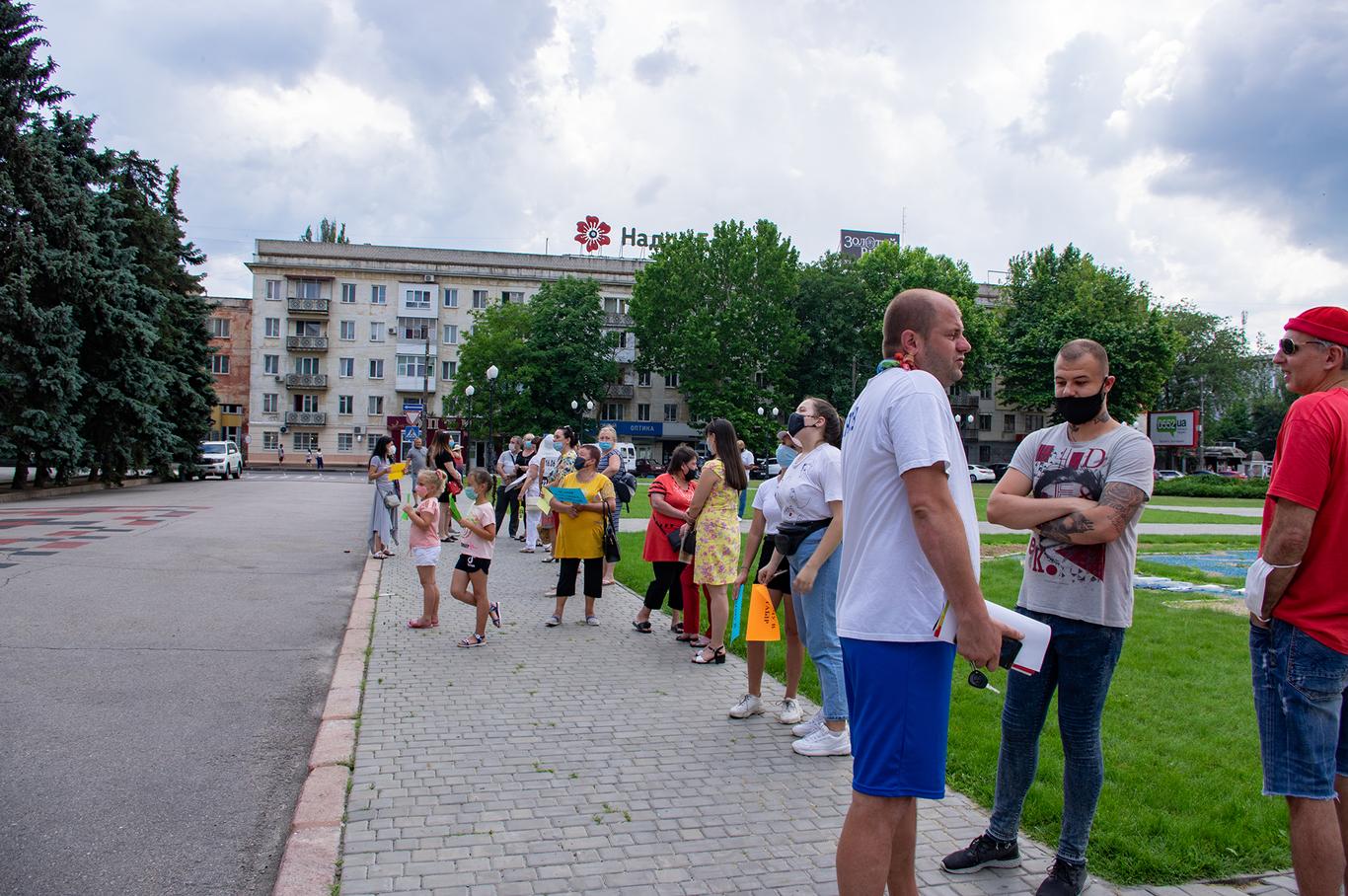 У Херсоні працівники дитячих пансіонатів протестували перед ОДА — вимагали відкрити ці заклади