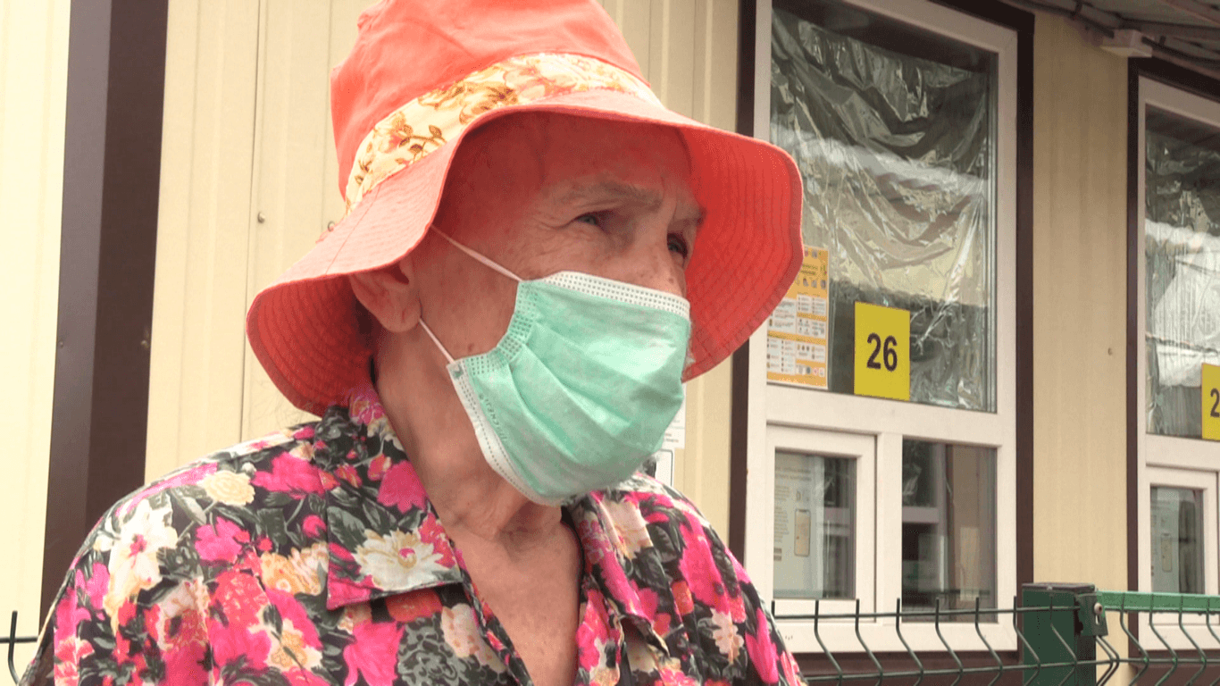 Нас за списком впустили в автобус. І там, і тут списки. Загалом, шість списків — жителька окупованого Луганська на КПВВ