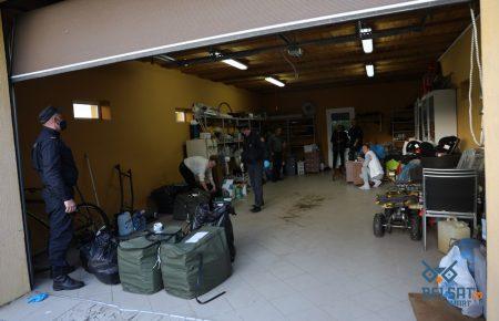 Білорусь: матір затриманого блогера Тихановського шпиталізували після візиту до слідкому