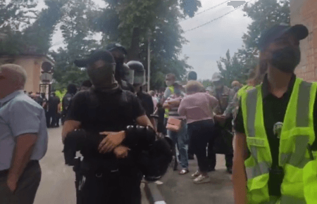 В Харькове возле  диспансера радиационной защиты произошли столкновения (видео)
