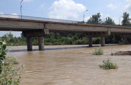 На Буковині очікують підйом води у річці Прут, є загроза затоплення ринків, сільгоспугідь та дороги — ДСНС