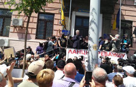 Під Печерським судом влаштували акцію на підтримку Порошенка