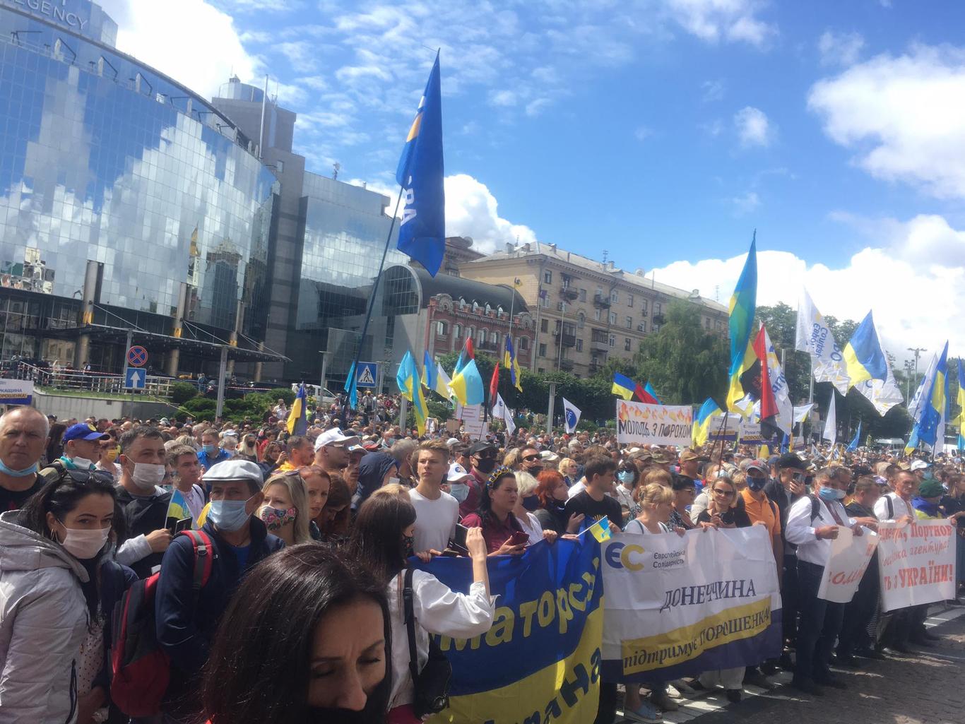 У Києві біля Печерського райсуду знову мітингують на підтримку Петра Порошенка