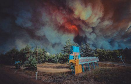 Кажуть, що у Смоляниновому вже горять три вулиці та згоріла церква — журналіст про пожежі на Луганщині