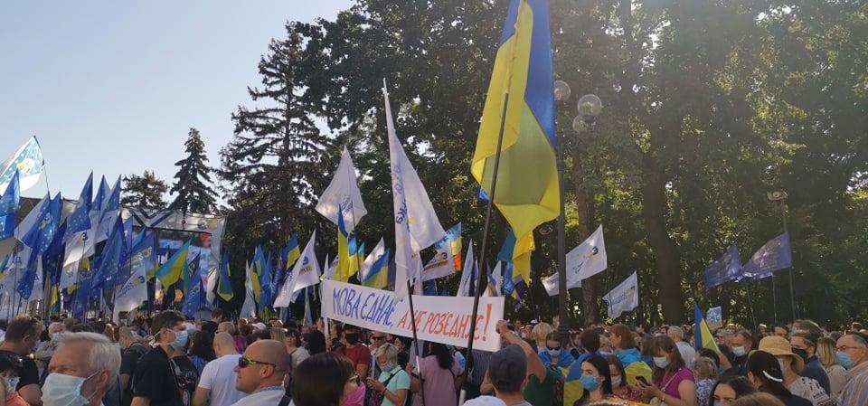 Під Радою влаштували акцію проти «закону Бужанського» про мову