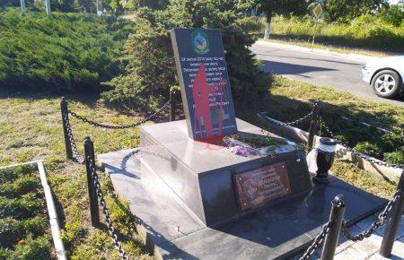 В Лисичанске облили красной краской памятник погибшим воинам-освободителям