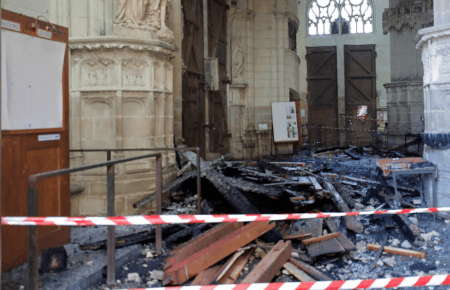 Затриманий працівник собору у Нанті не причетний до пожежі — адвокат