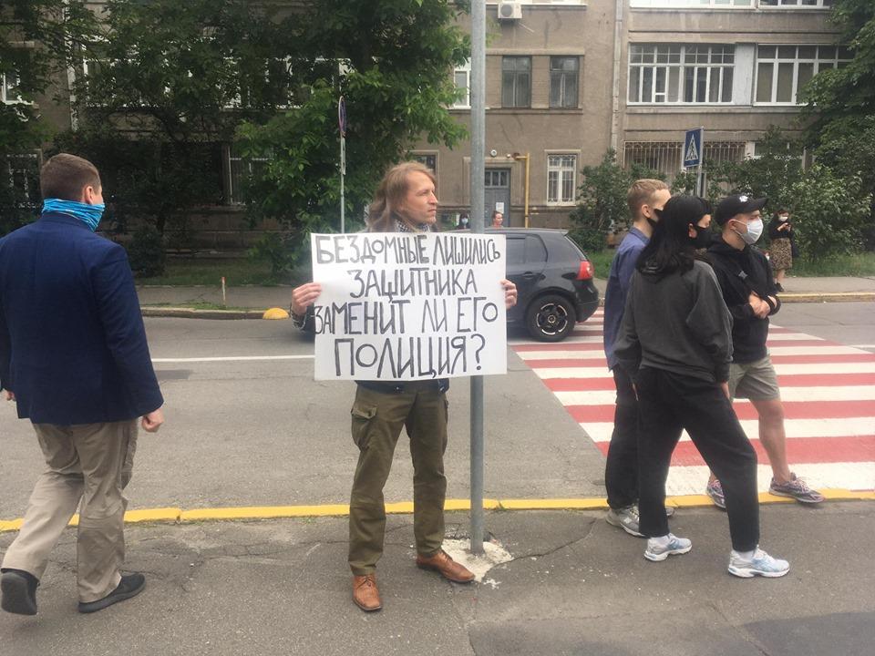 Під будівлею МВС влаштували акцію із вимогою розслідувати смерть волонтера Олексія Кучапіна