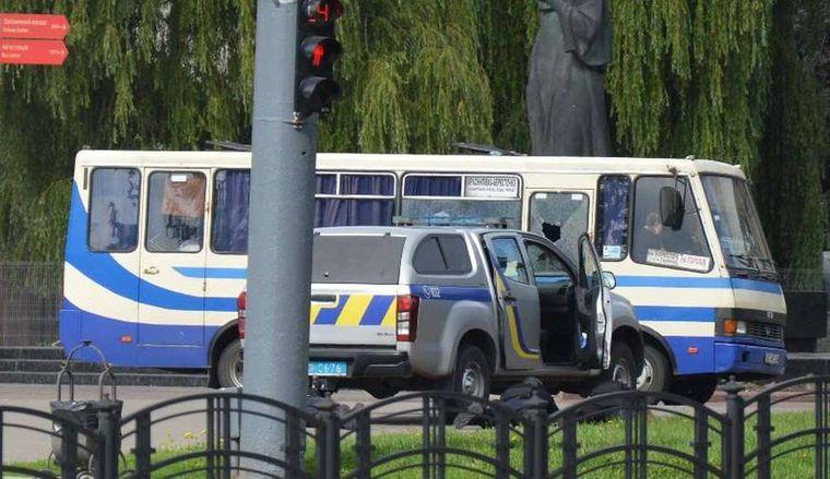 Захват автобуса в Луцке: среди заложников беременные и дети