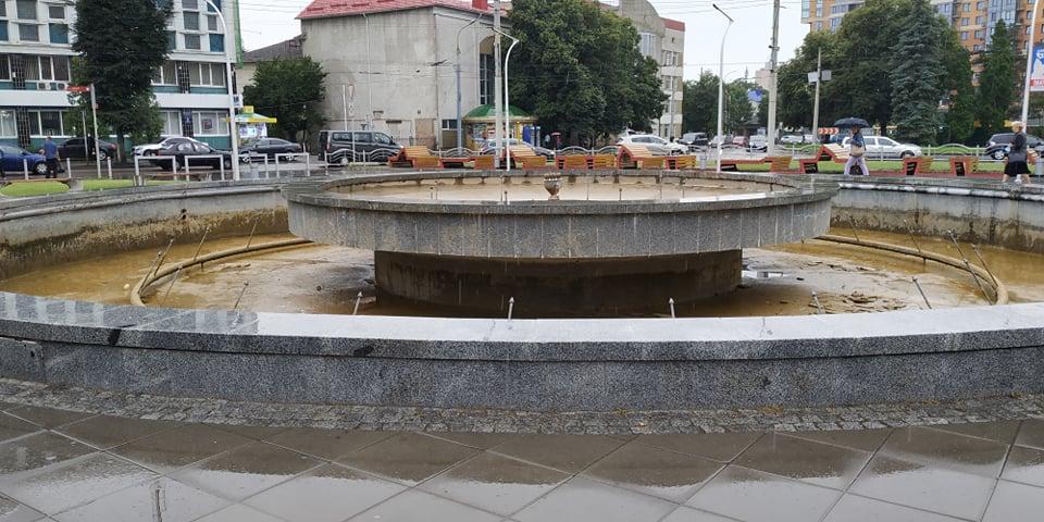 «Луцкводоканал» ввел платную услугу — «работа фонтана», бесплатно они работают только по праздникам и в выходные