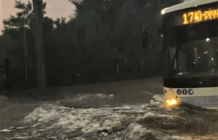 У Запоріжжі пройшла сильна злива: вулиці міста затопило