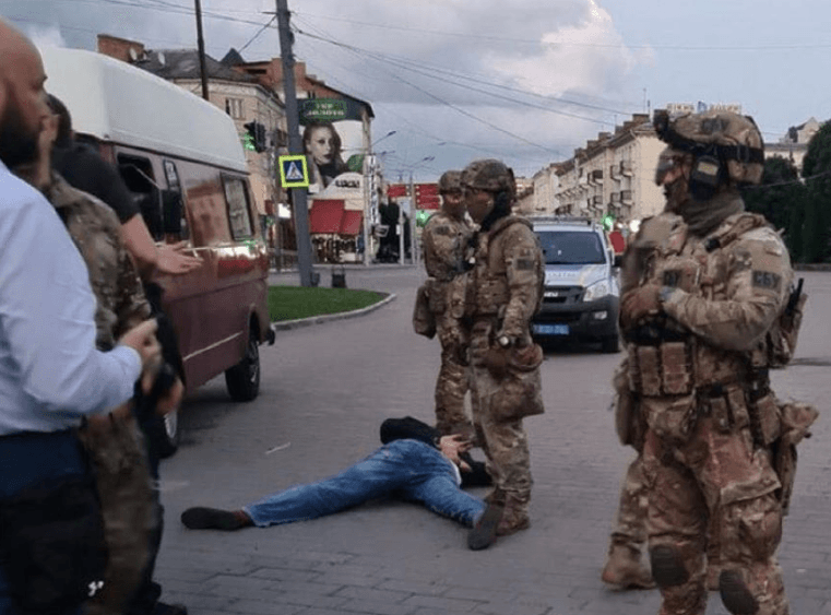 Перемовини залишилися поза кадром: СБУ про відео, де нападник у Луцьку нібито чекає на затримання