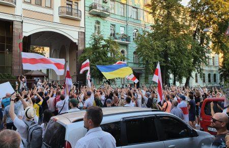 Вибори у Білорусі: за 2 години до закриття на дільниці в Україні близько 400 людей стоять у черзі