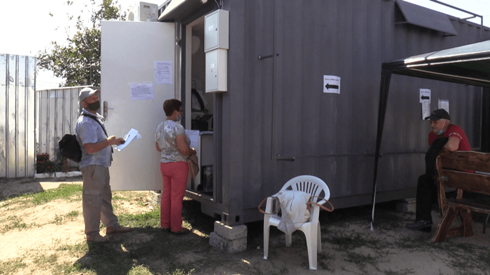 Как работает мобильный центр для ПЦР-тестирования в Станице Луганской (фото)