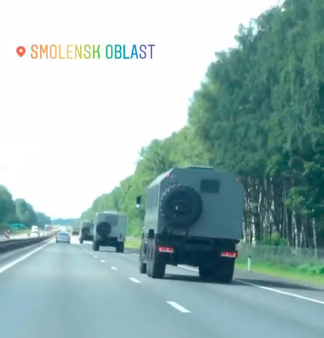 В России заметили колонны автозаков, которые двигались в направлении Беларуси без опознавательных знаков