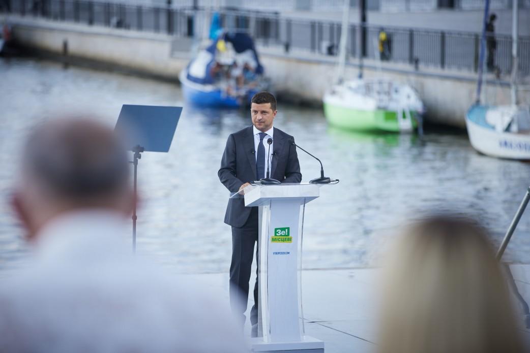 Агитация за счет бюджета: почему Зеленский во время рабочих поездок произносит лозунги «Слуги народа»?