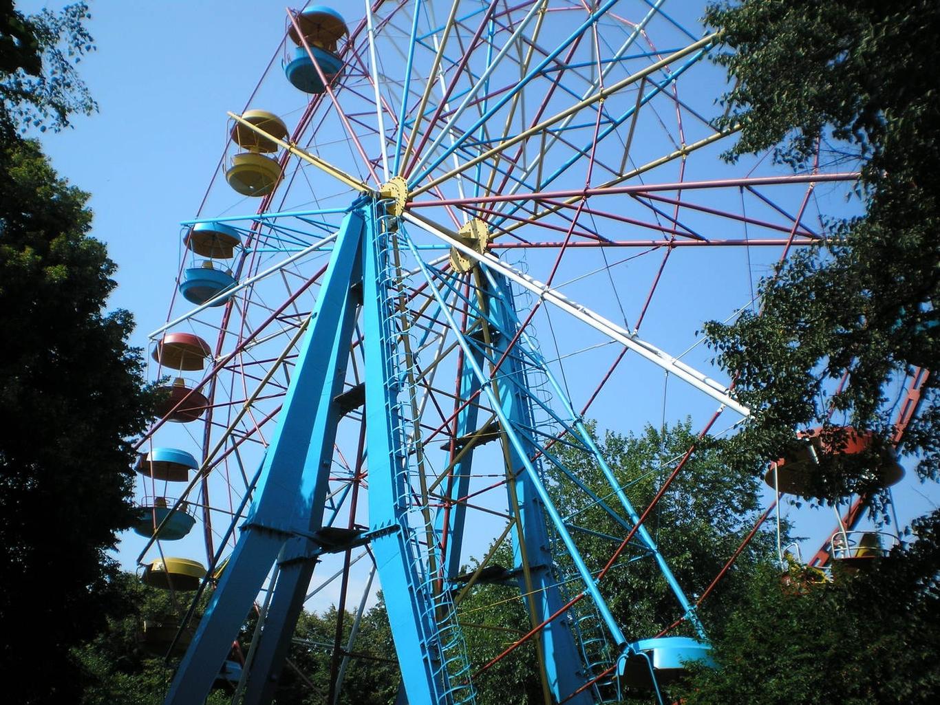 У Черкасах оглядове колесо перестало працювати через знеструмлення, відвідувачів знімали власноруч