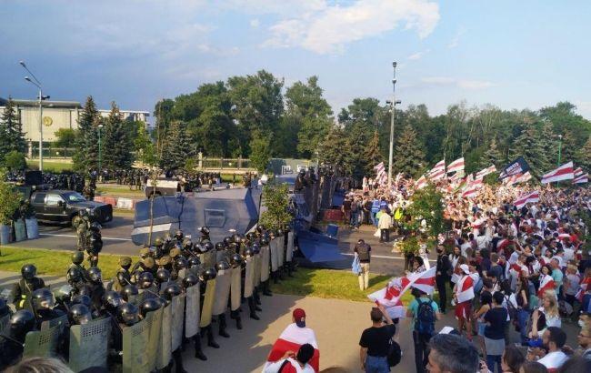 У Мінську протестувальники прийшли до резиденції Лукашенка