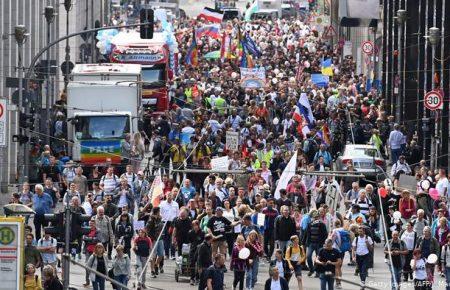 У Берліні на акцію проти карантину вийшли близько 18 тисяч протестувальників (відео)