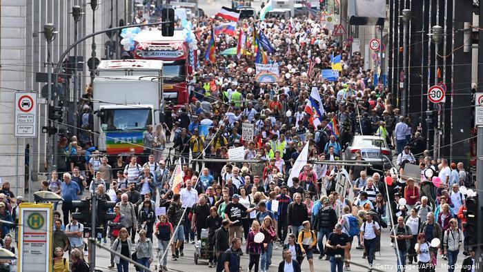 У Берліні на акцію проти карантину вийшли близько 18 тисяч протестувальників (відео)