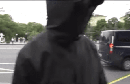 У Мінську на акції солідарності люди у чорному із закритим обличчям затримали журналістів «Радіо Свобода»