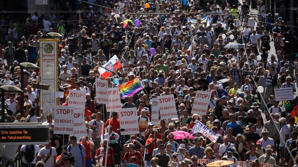 Акція проти карантину у Берліні: до маршу долучилися близько 17 тисяч людей, більшість — без масок