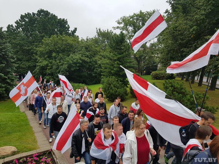 У Білорусі — 15-й день протестів, у Мінську збираються тисячі людей