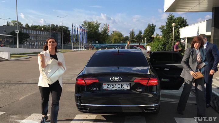 У Мінську протестувальники збираються біля будівель державних телеканалів, на БТРК приїхала речниця Лукашенка