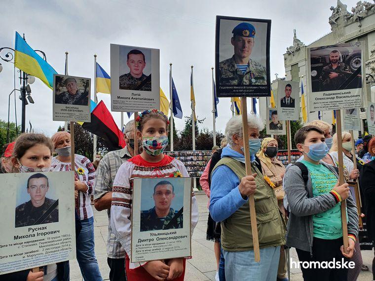 Під посольством РФ та Офісом президента провели акцію «Час не лікує» проти російської агресії на Донбасі