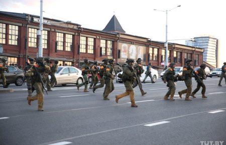 Вогонь по протестувальниках та поранена журналістка: як минула друга ніч протестів у Білорусі