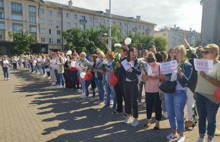 Сьомий день протестів у Білорусі: прощаються з загиблим Тарайковським, створюють ланцюги солідарності