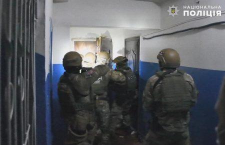 На Луганщині поліціянти затримали чоловіка, який погрожував підірвати квартиру (фото)