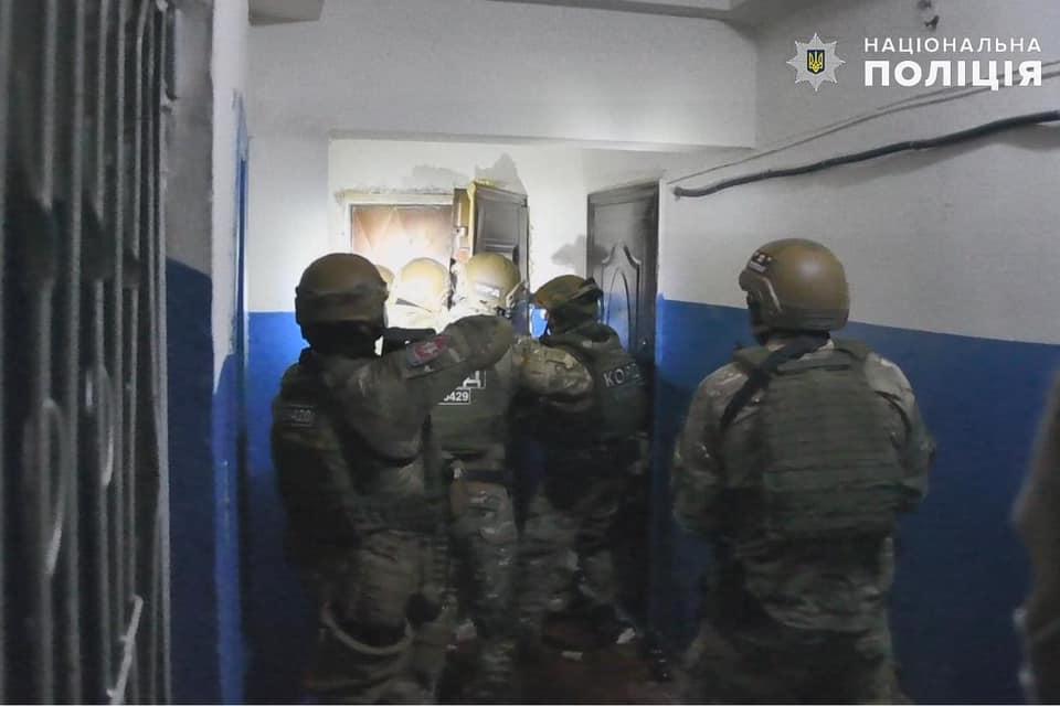 На Луганщині поліціянти затримали чоловіка, який погрожував підірвати квартиру (фото)