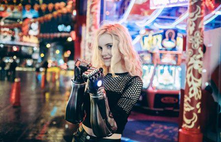 «Біонічна дівчина» — як юна британка з протезами рук стала моделлю та блогеркою