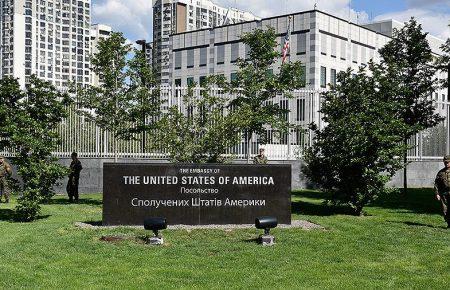 Співробітниця посольства США, яку напередодні побили у Києві, померла