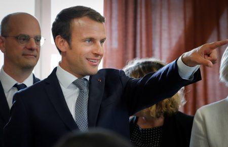 Макрон заявил, что Лукашенко должен добровольно покинуть пост