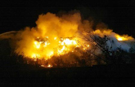 У Житомирі рятувальники гасять пожежу на звалищі