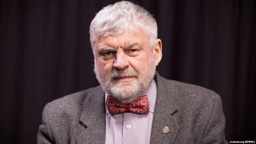 По приказу властей на бело-красно-белых скорых начали делать зеленую полоску, чтобы они не напоминали национальный флаг — Уладзимер Арлоу