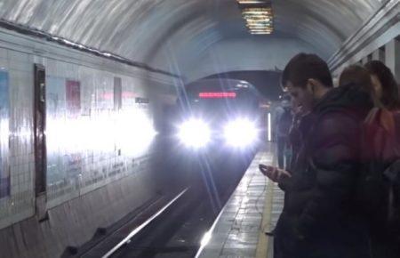 Упал с крыши вагона во время движения: в столичной подземке погиб мужчина — полиция