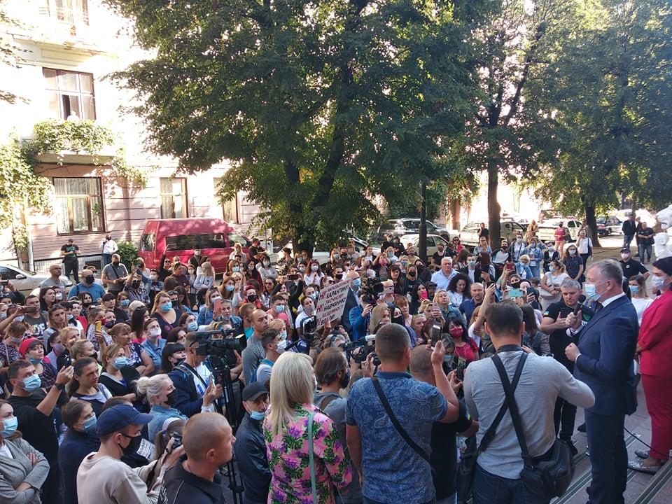 У Чернівцях працівники освіти та батьки мітингували проти дистанційної освіти