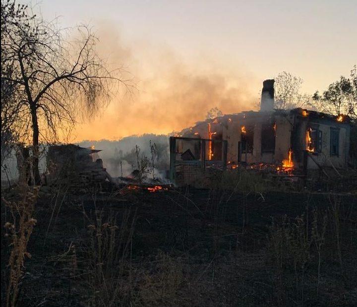 Під час пожежі на  лінії розмежування під Попасною згоріли будинки (фото)