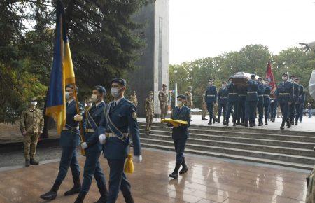 «Для другого курсу вони знали більше, ніж треба»: у Харкові попрощалися із загиблим під час падіння АН-26 Віталієм Вільховим