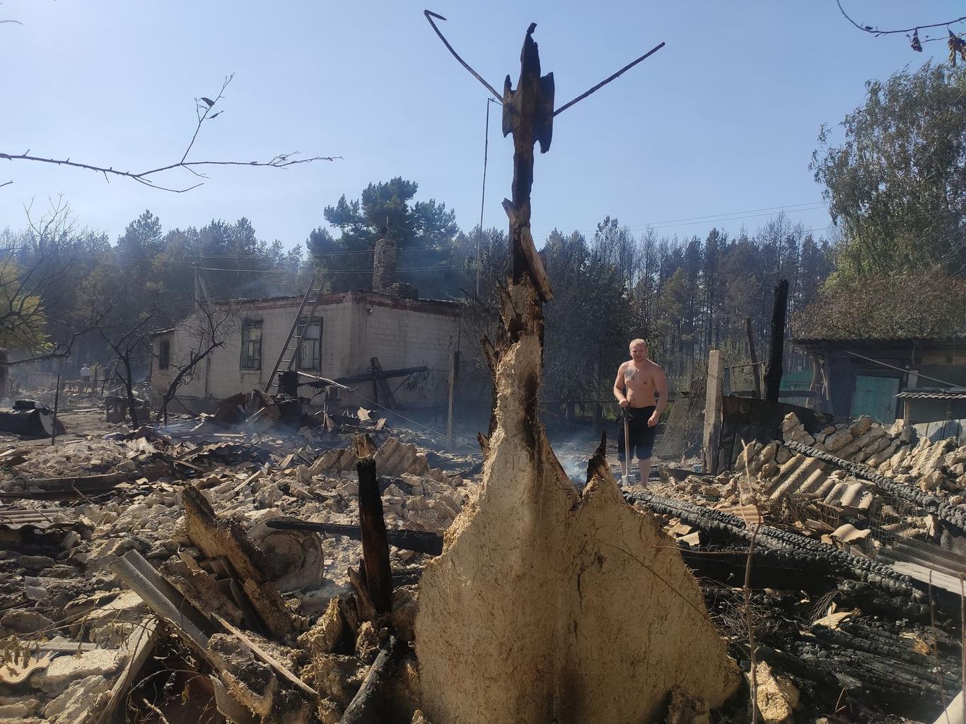 Пожежі на Харківщині: у Гороб'ївці є вулиці, де не залишилося жодної вцілілої хати (фото)