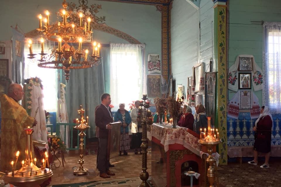 Непрямий підкуп: у Львові виборцям роздають квитки на матч, на Житомирщині — ікони