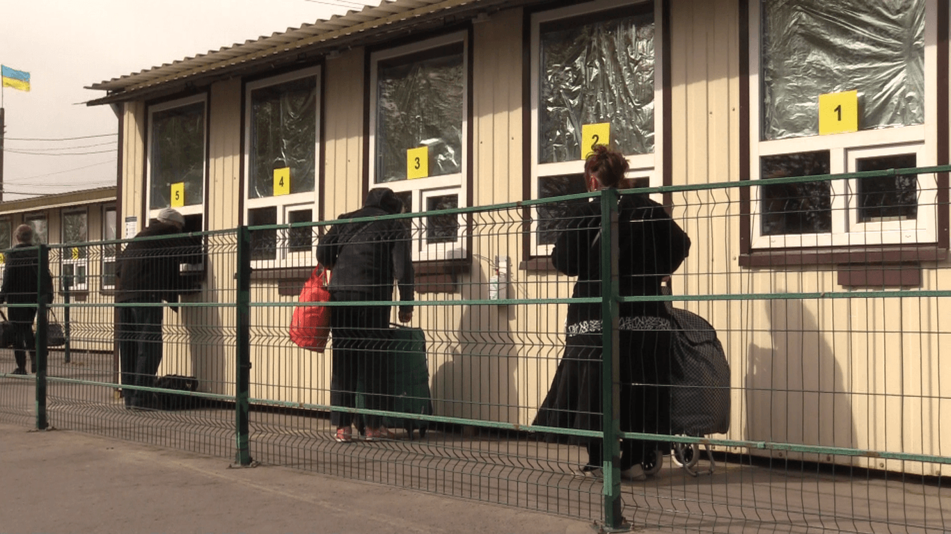 Из-за «нововведения» боевиков количество людей, которые могут пересечь КПВВ в Станице, сократилось на 8,5 тыс. — ГПСУ